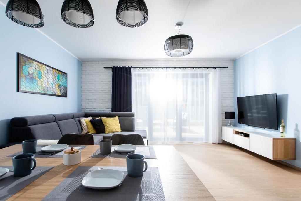 Televízia a/alebo spoločenská miestnosť v ubytovaní Apartament SŁONECZNY 7 Dziwnów Gardenia z widokiem na morze EPapartamenty