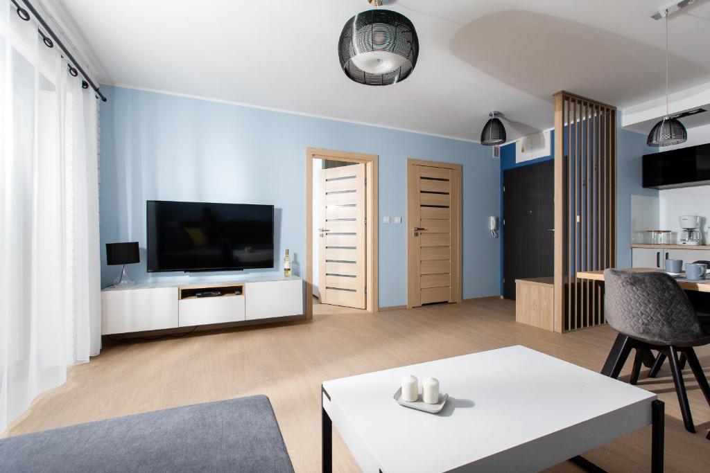 Televízia a/alebo spoločenská miestnosť v ubytovaní Apartament SŁONECZNY 7 Dziwnów Gardenia z widokiem na morze EPapartamenty