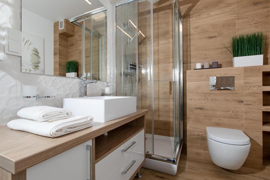 Kúpeľňa v ubytovaní Apartament SŁONECZNY 7 Dziwnów Gardenia z widokiem na morze EPapartamenty