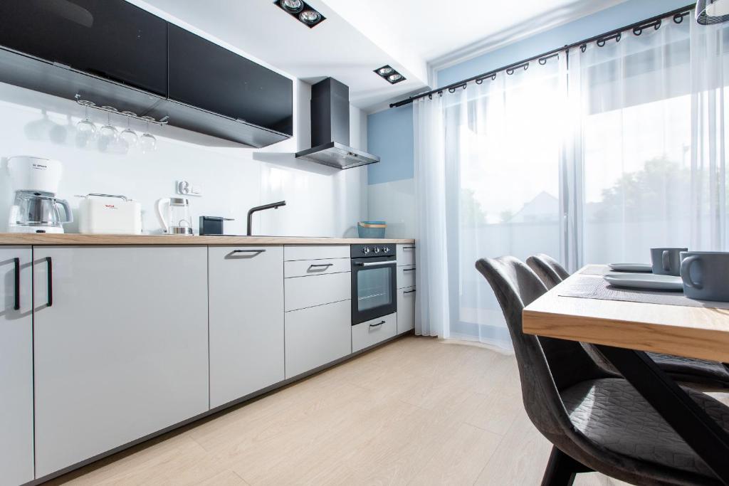 Kuchyňa alebo kuchynka v ubytovaní Apartament SŁONECZNY 7 Dziwnów Gardenia z widokiem na morze EPapartamenty