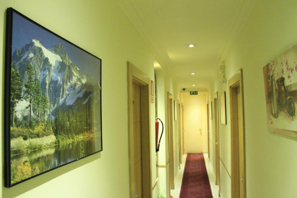 A television and/or entertainment centre at Hostal Inter Puerta del Sol AUTO CHECK IN