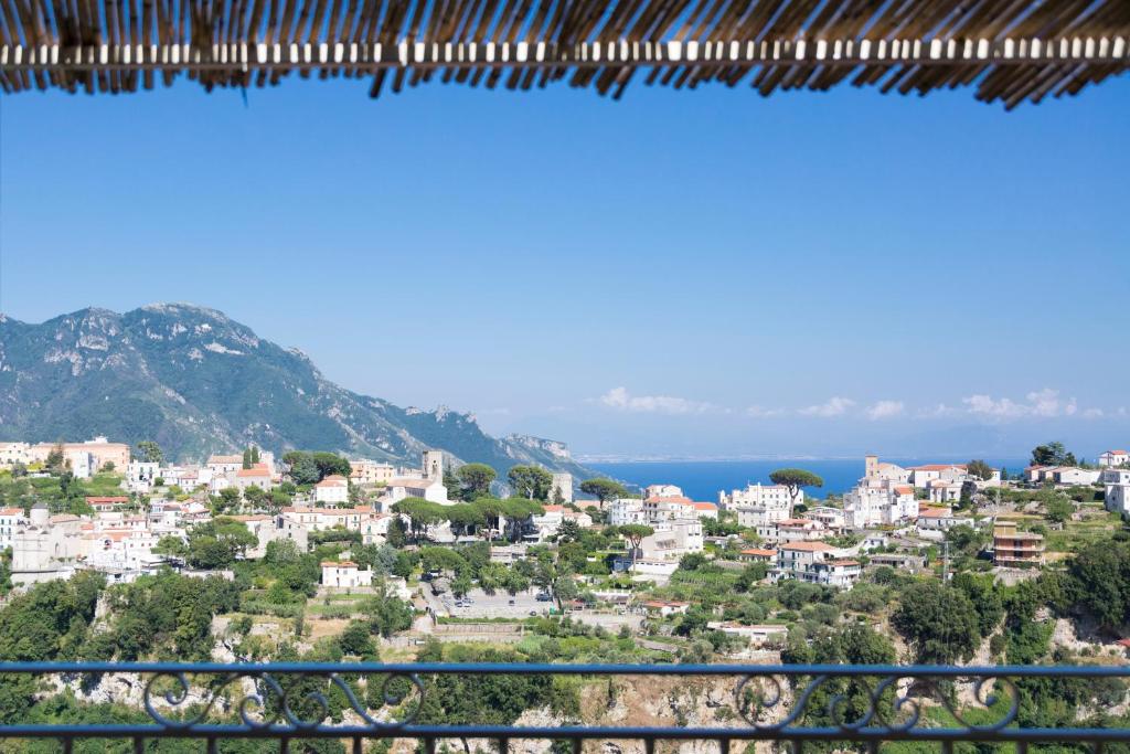 uitzicht op een stad vanaf een heuvel bij HOTEL ZI'NTONIO in Scala