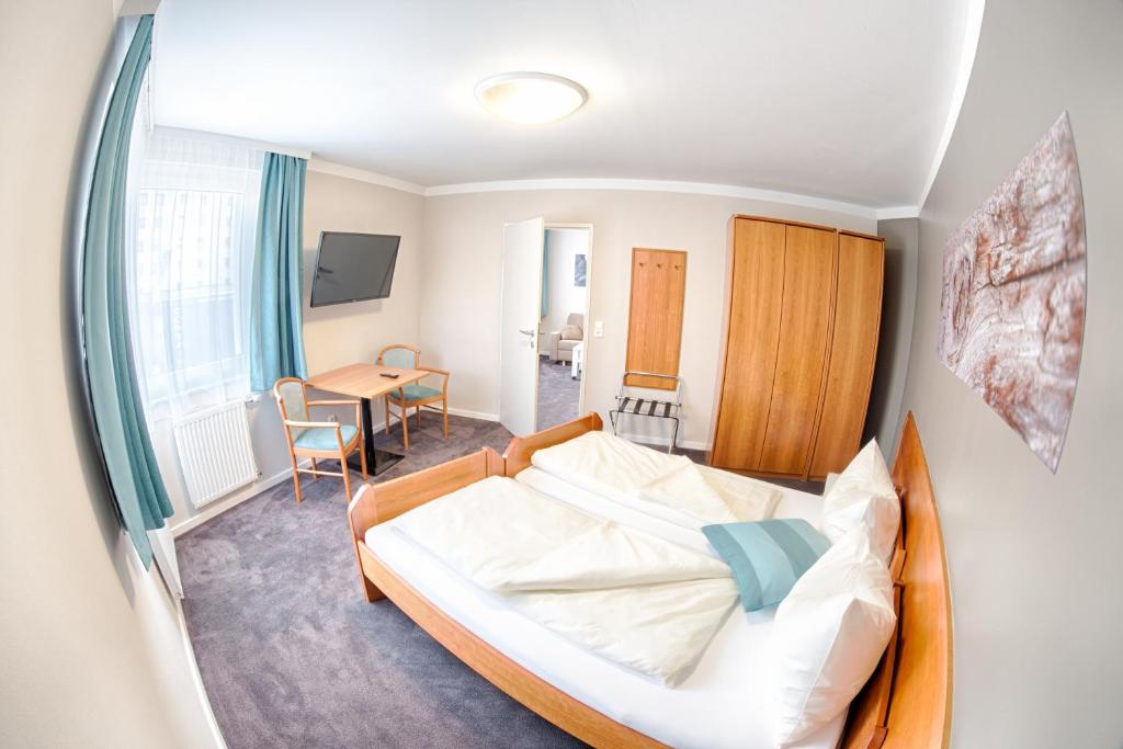Postel nebo postele na pokoji v ubytování Frühstückshotel Waldbauer
