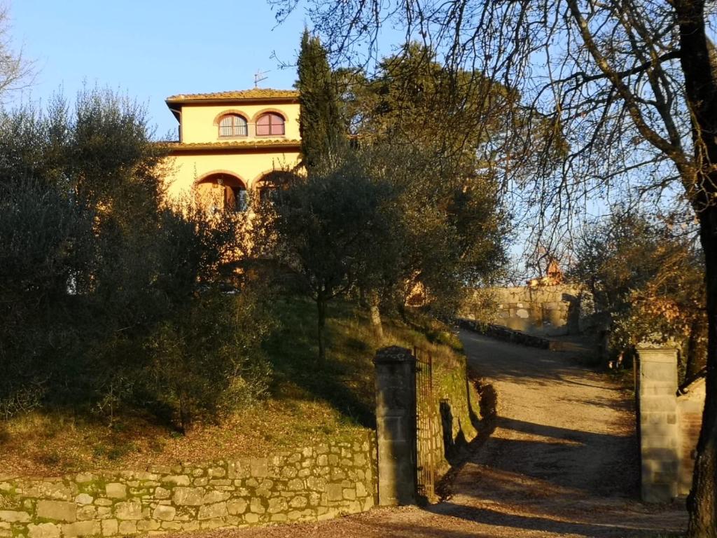 een huis aan de zijkant van een heuvel met een weg bij Il Conventino in Terranuova Bracciolini