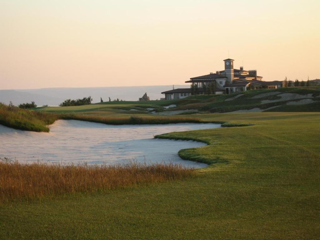 Blick auf das Grün auf einem Golfplatz in der Unterkunft BlackSeaRama Golf & Villas in Baltschik