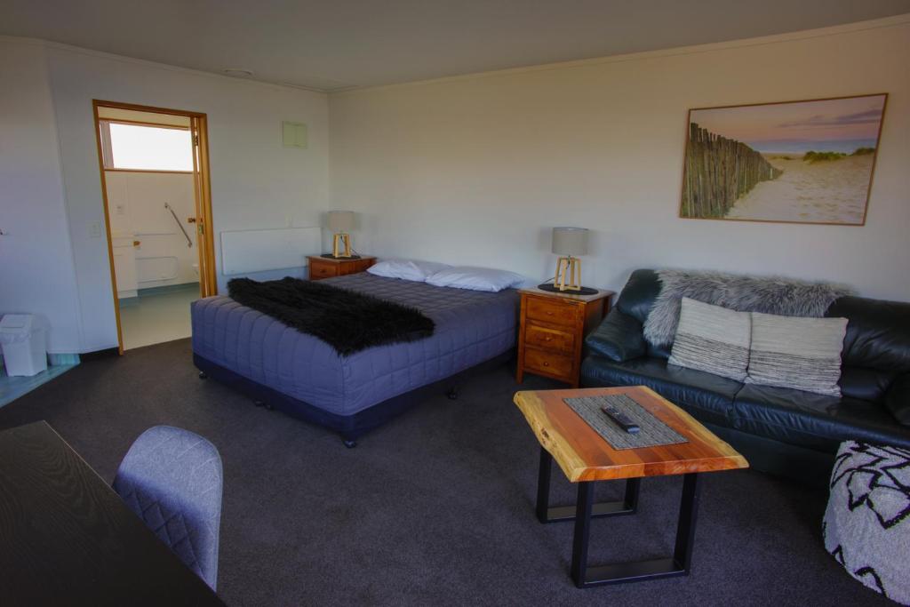 Posezení v ubytování Nugget View Kaka Point Motels