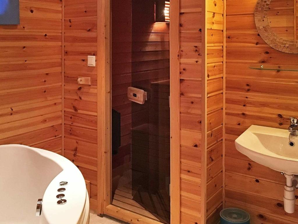 Koupelna v ubytování Four-Bedroom Holiday home in Norheimsund