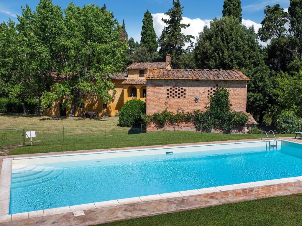 Peaceful Holiday Home in Ponsacco with Swimming Pool