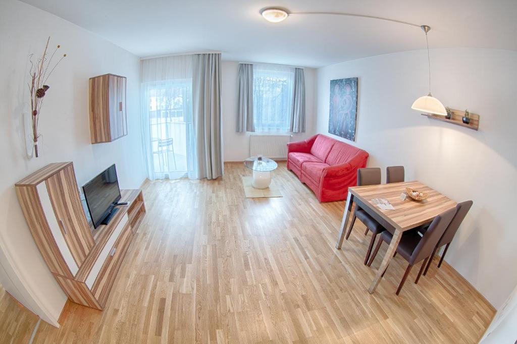 TV a/nebo společenská místnost v ubytování Frühstückshotel Waldbauer