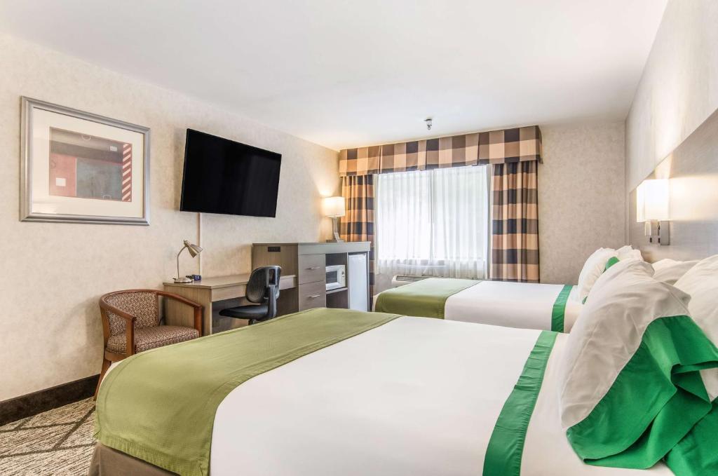 Postel nebo postele na pokoji v ubytování GuestHouse Inn & Suites Poulsbo