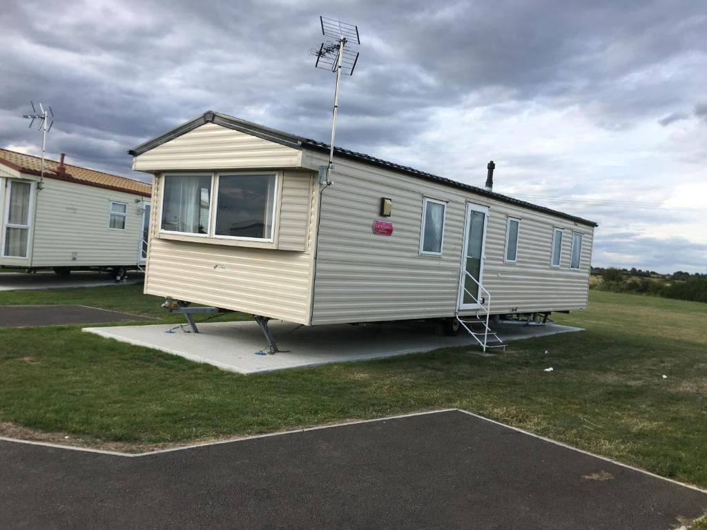 a mobile home is parked in a parking lot at Luzern’s Heaven in Clacton-on-Sea