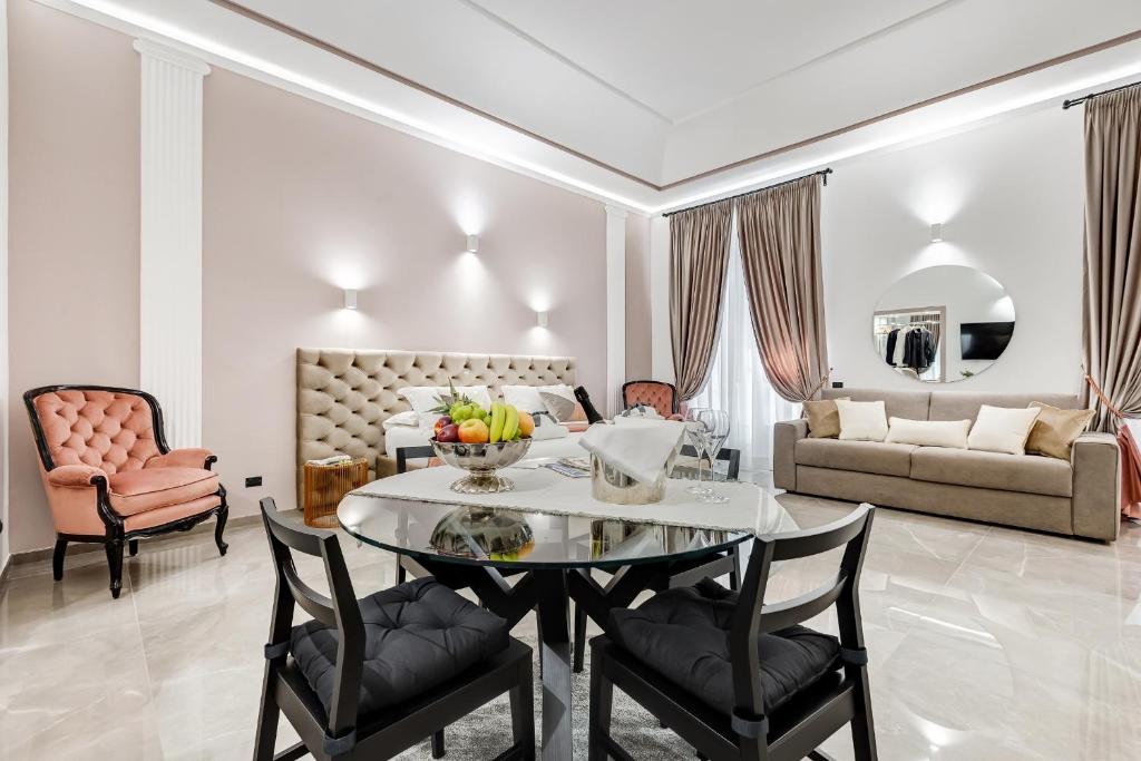 ein Wohnzimmer mit einem Tisch und Stühlen in der Unterkunft UnoSeiTre - Luxury Apartment & Suite in Rom