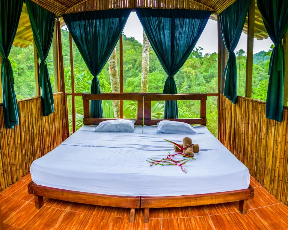 Postel nebo postele na pokoji v ubytování Pacuare River Lodge