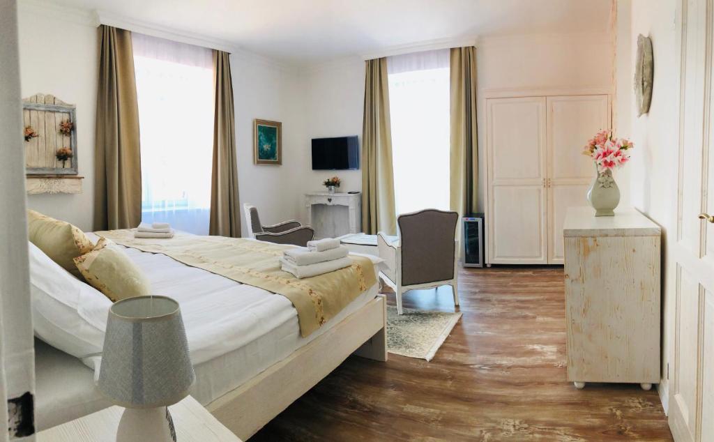 A television and/or entertainment centre at Villa Bella