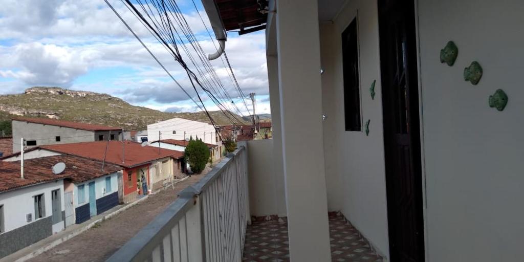 uma vista para a rua a partir de uma varanda em Casa Bela Paisagem em Mucugê