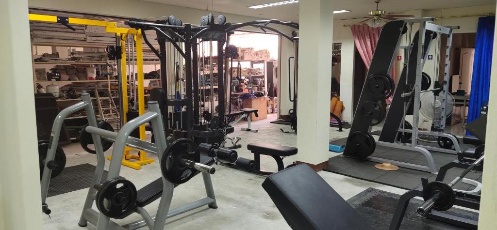 Fitness centrum a/nebo fitness zařízení v ubytování โฮมสเตย์ เมืองไทยฟิตเนส อารีนา