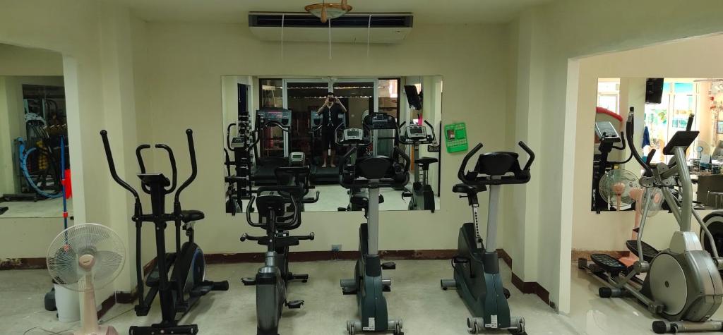 Fitness centrum a/nebo fitness zařízení v ubytování โฮมสเตย์ เมืองไทยฟิตเนส อารีนา