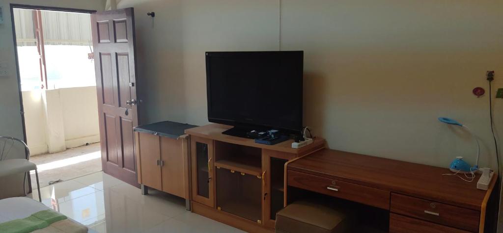 TV a/nebo společenská místnost v ubytování โฮมสเตย์ เมืองไทยฟิตเนส อารีนา