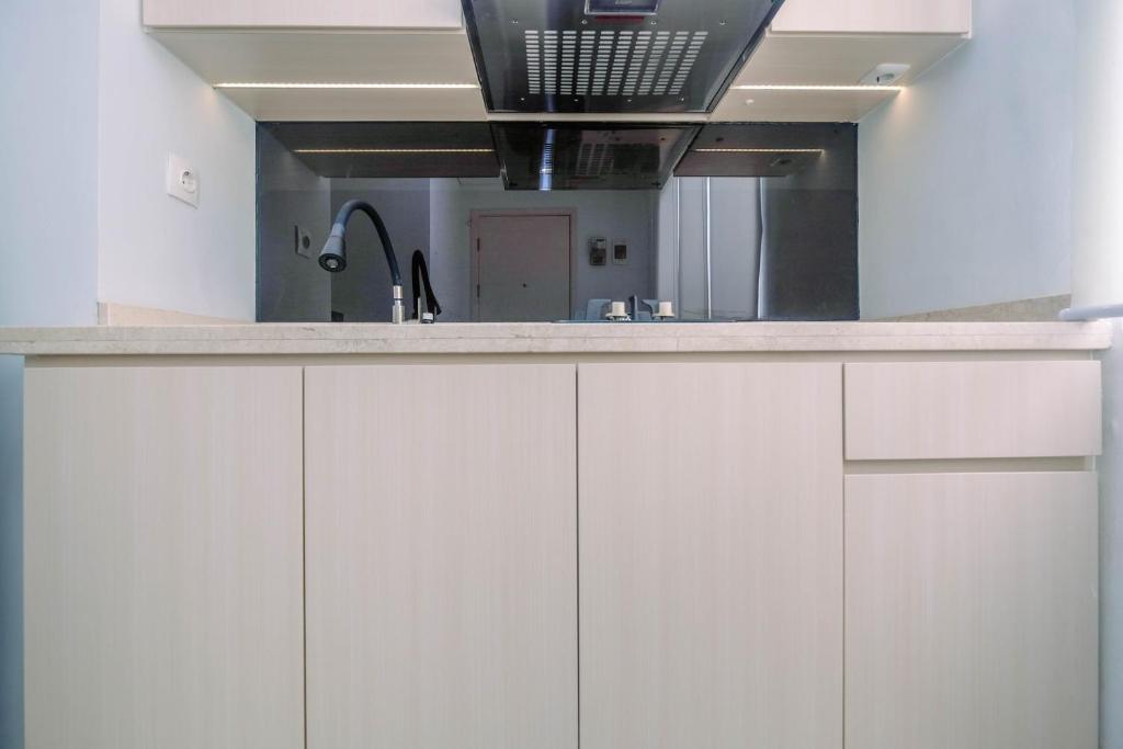 Comfy and Minimalist 1BR Patraland Urbano Apartment near Bekasi Station By Travelio - Apartamento De Una Habitación
