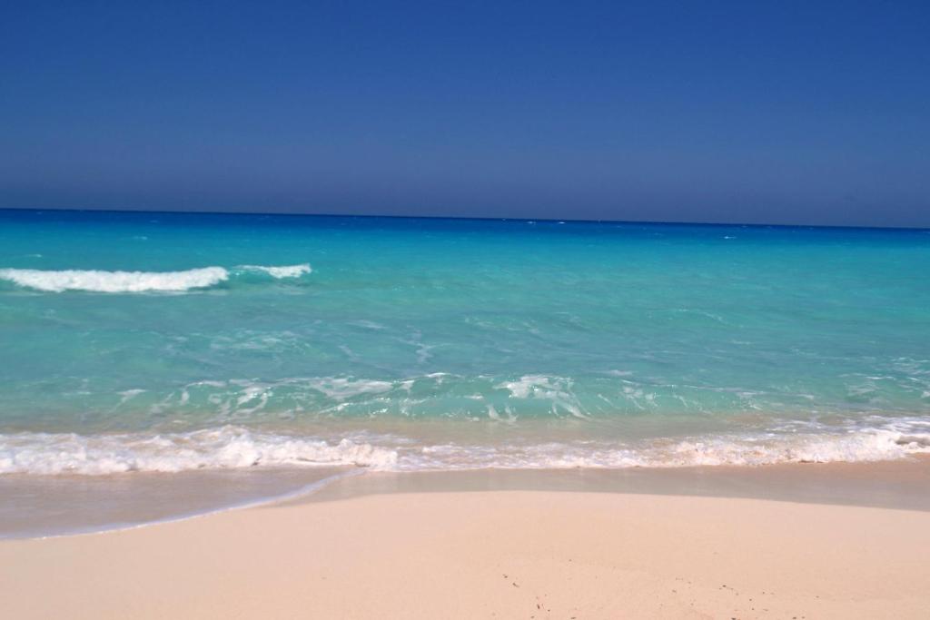 - une vue sur la plage et l'océan dans l'établissement Badr Deluxe Apartments - Families Only, à El Alamein