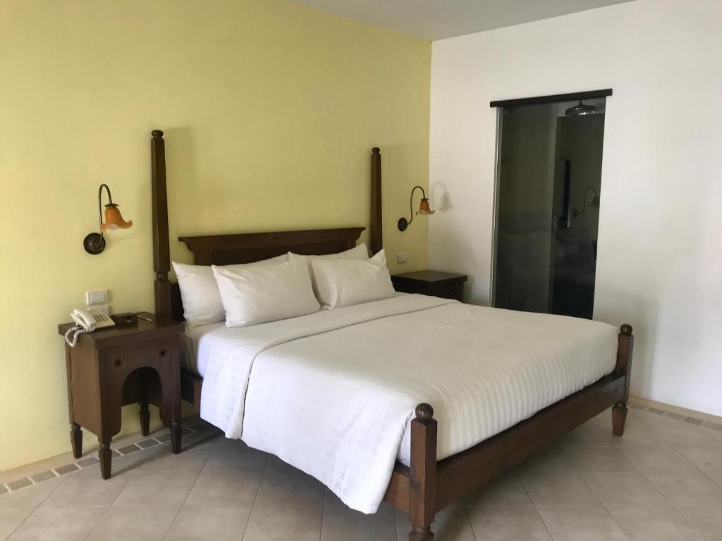 Postel nebo postele na pokoji v ubytování Ao Nang Colors Hotel - Aonang Beach