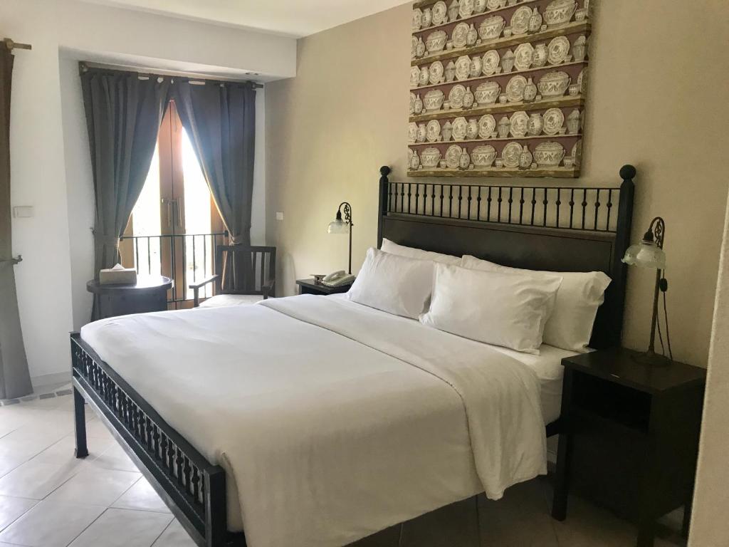 Postel nebo postele na pokoji v ubytování Ao Nang Colors Hotel - Aonang Beach