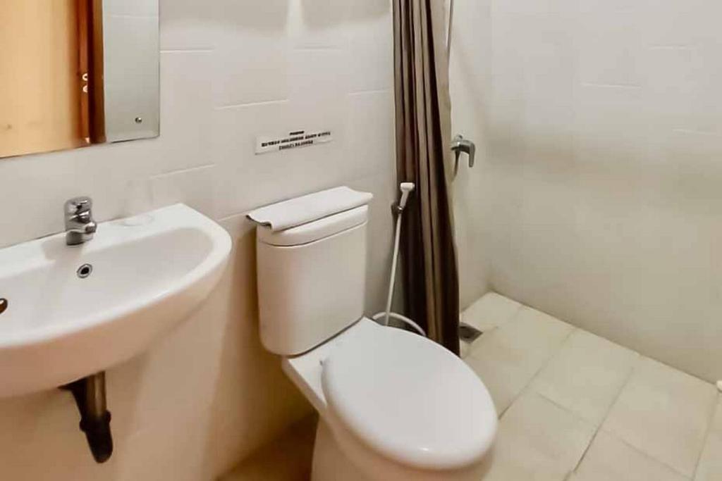 Koupelna v ubytování RedDoorz Syariah Plus near Cirebon Super Block Mall 2