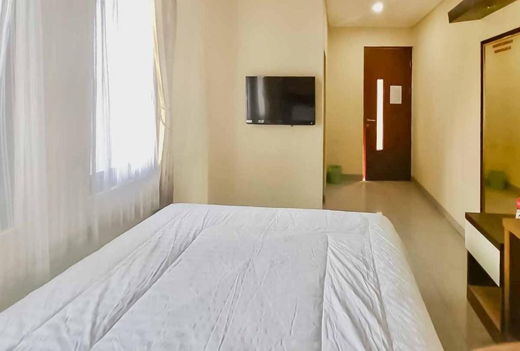 TV a/nebo společenská místnost v ubytování RedDoorz Syariah Plus near Cirebon Super Block Mall 2