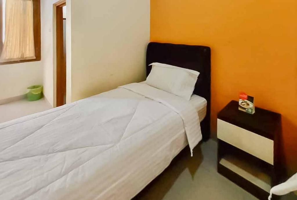 Postel nebo postele na pokoji v ubytování RedDoorz Syariah Plus near Cirebon Super Block Mall 2