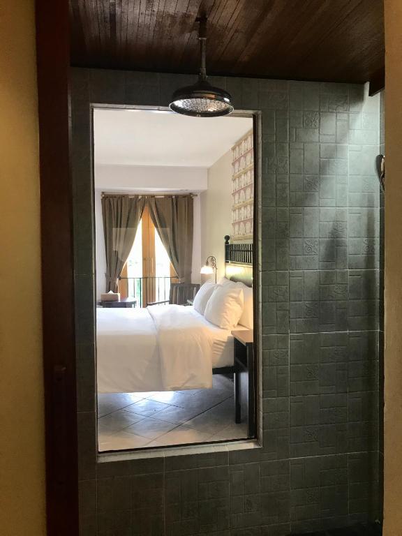 Postel nebo postele na pokoji v ubytování Ao Nang Colors Hotel - Aonang Beach