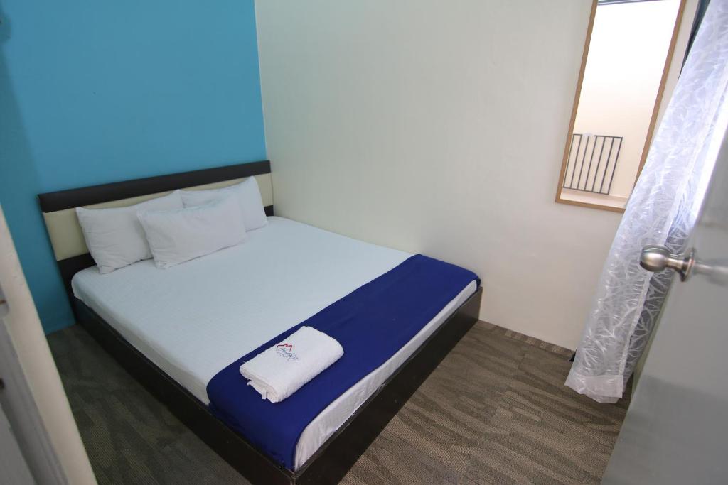 Postel nebo postele na pokoji v ubytování Homestay Hj Esmon 3 UTHM Parit Raja