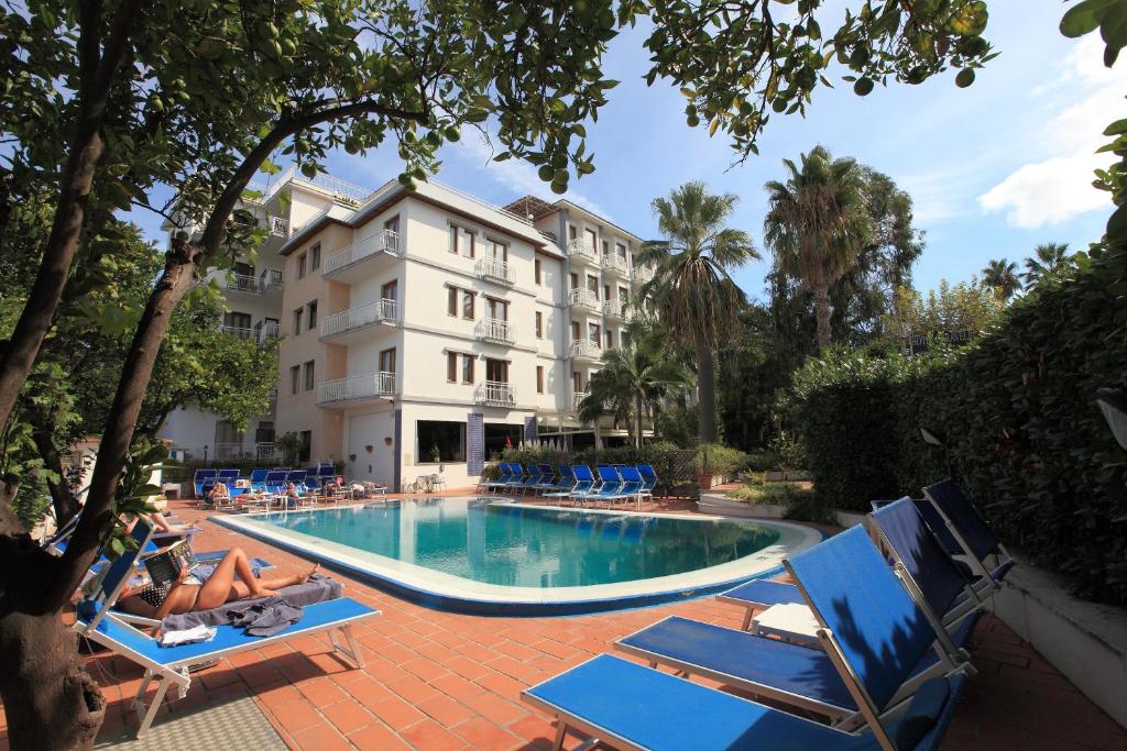 Bazén v ubytování Hotel Caravel nebo v jeho okolí