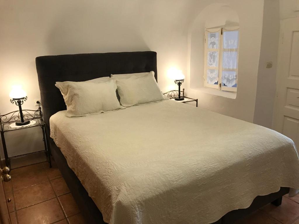 Ένα ή περισσότερα κρεβάτια σε δωμάτιο στο Kadia Traditional Residences
