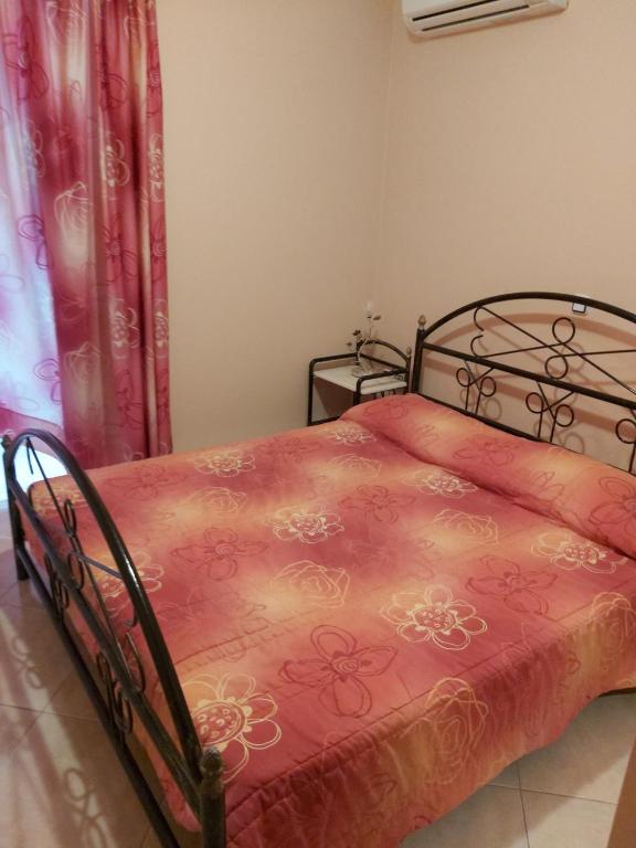 Postel nebo postele na pokoji v ubytování Akrogiali