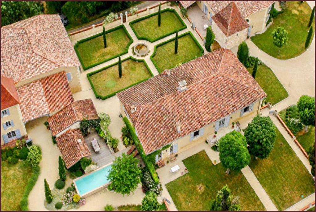 an overhead view of a large house with a pool at Propriété Le Monneton in Sainte-Christie