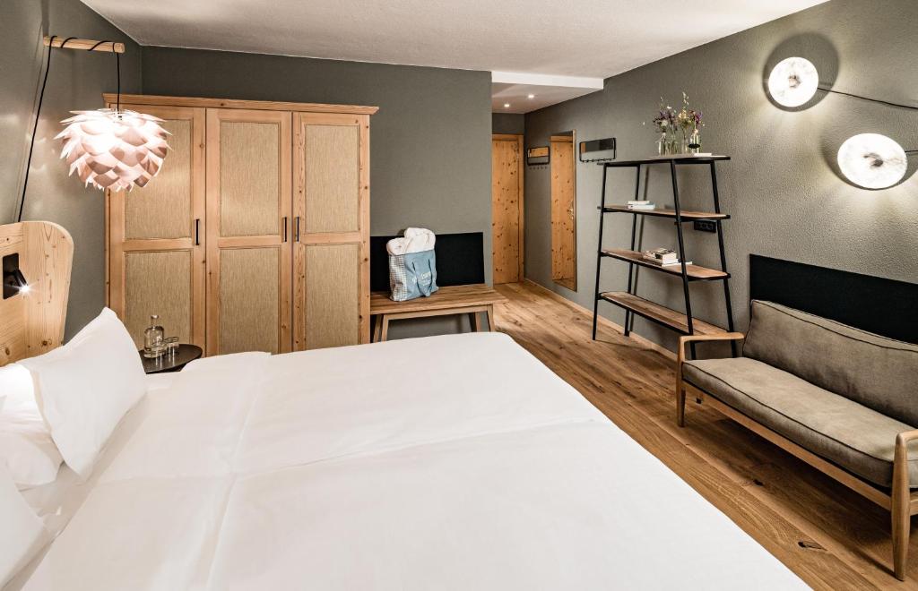 Letto o letti in una camera di Falkensteiner Hotel Antholz - Adults only