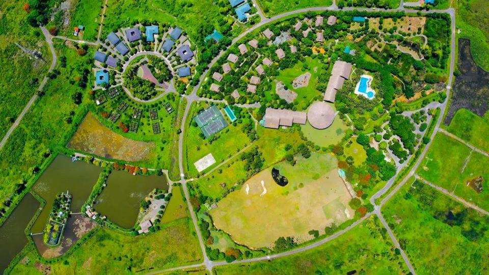 Vista al árido de un parque con árboles y edificios en CucPhuong Resort en Ninh Binh