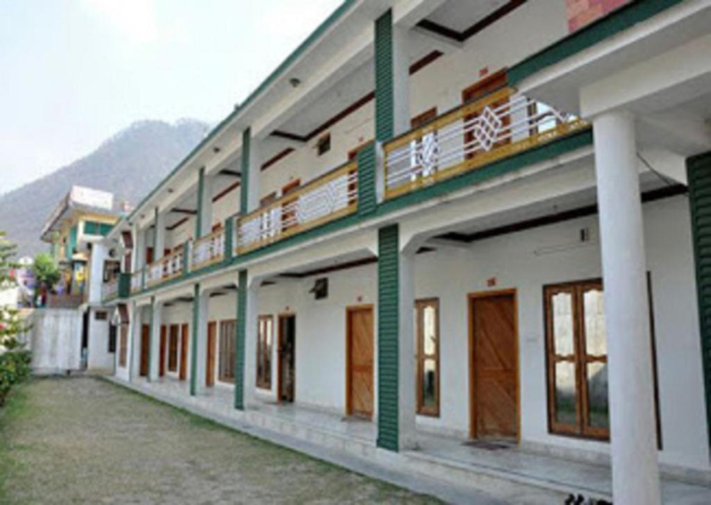 Uttarkāshi的住宿－Hotel Divine Palace，一排绿色和白色的建筑