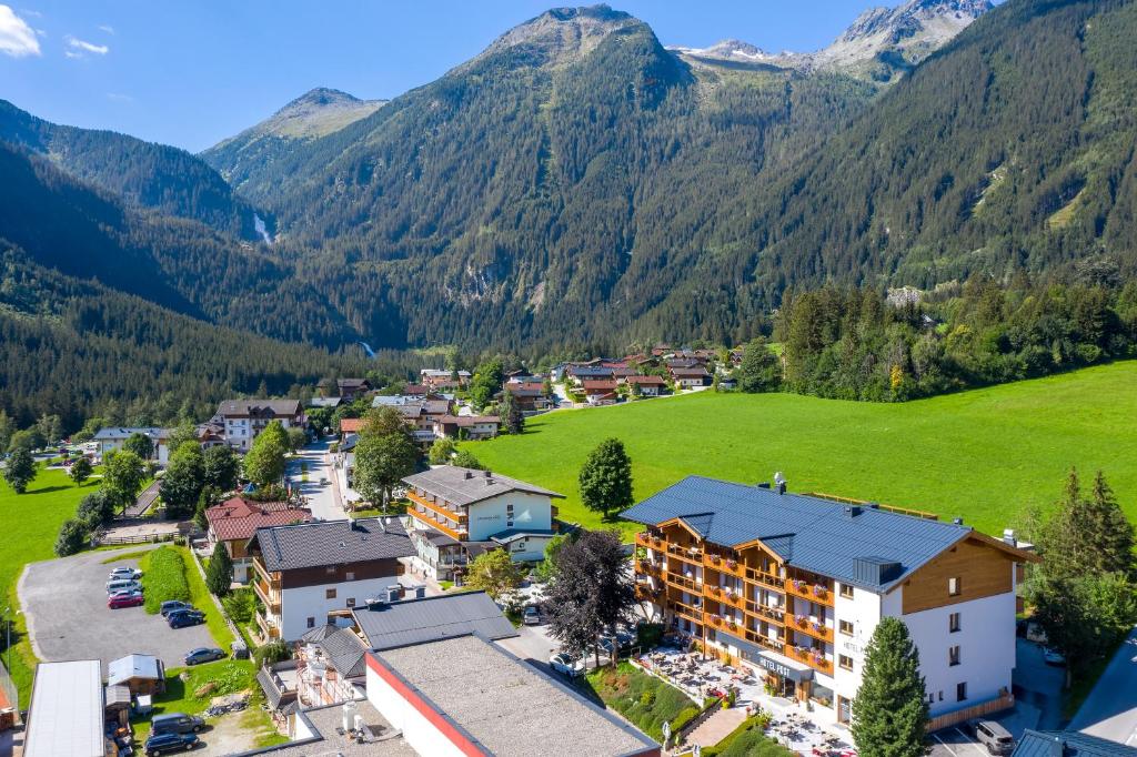 una vista aerea di un villaggio in montagna di Hotel Post Krimml a Krimml
