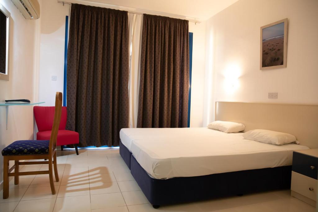 Ένα ή περισσότερα κρεβάτια σε δωμάτιο στο West End Hotel