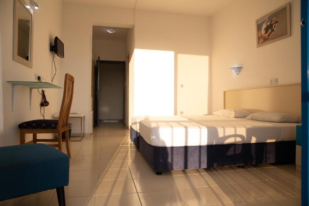 Ένα ή περισσότερα κρεβάτια σε δωμάτιο στο West End Hotel