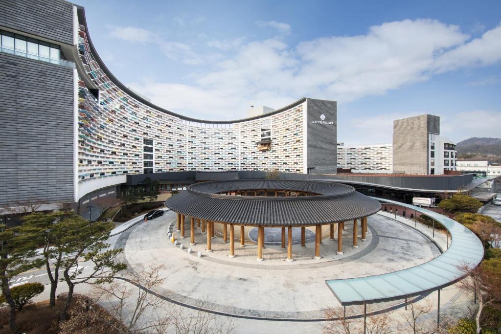 un edificio con un pabellón delante de él en Lotte Buyeo Resort, en Buyeo