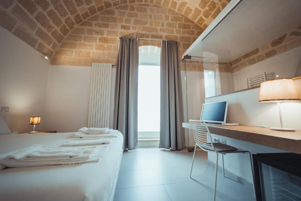A bed or beds in a room at Endea Suite Rooms & Lounge SPA
