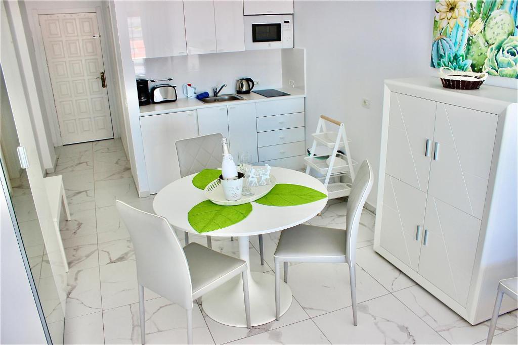 Kuchyňa alebo kuchynka v ubytovaní Garden City PREMIUM - Full seaview