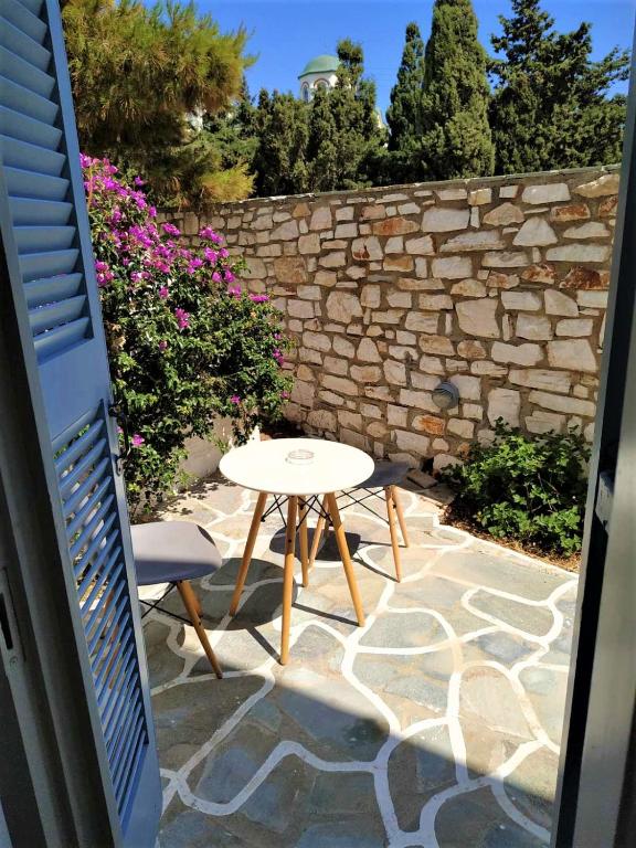 Patio lub wspólna przestrzeń na świeżym powietrzu w obiekcie Teoria Paros - Matsas Windmill
