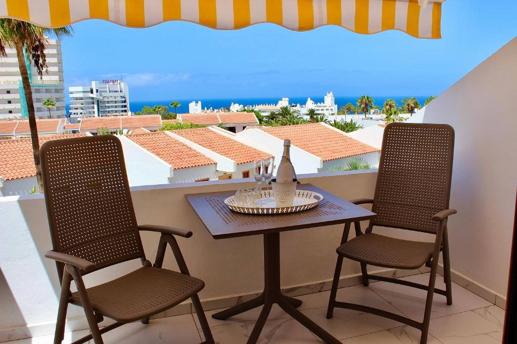 - Balcón con vistas, mesa y 2 sillas en Garden City PREMIUM - Full seaview, en Playa Fañabe
