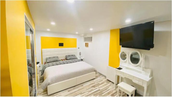 um quarto com uma cama e uma televisão de ecrã plano em Chambre privée Cosy à proximité de Roissy, Parc Astérix em Fosses