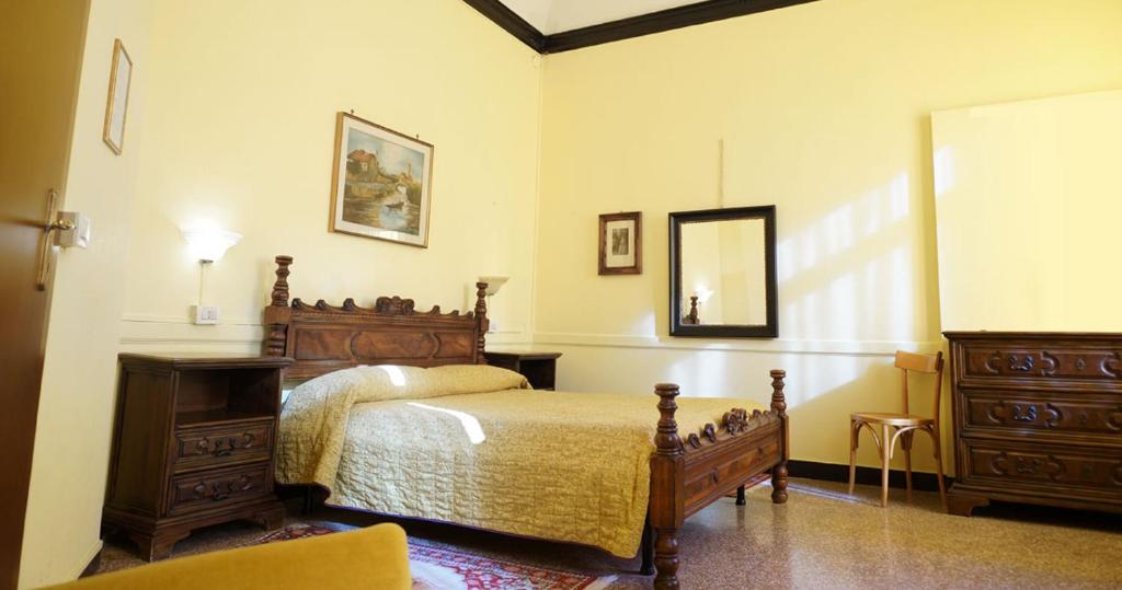 Schlafzimmer mit einem Bett, einer Kommode und einem Spiegel in der Unterkunft B&B Corte Campana in Venedig