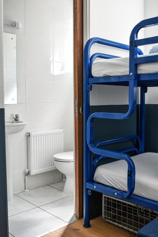 Bilik mandi di The Woodquay Hostel