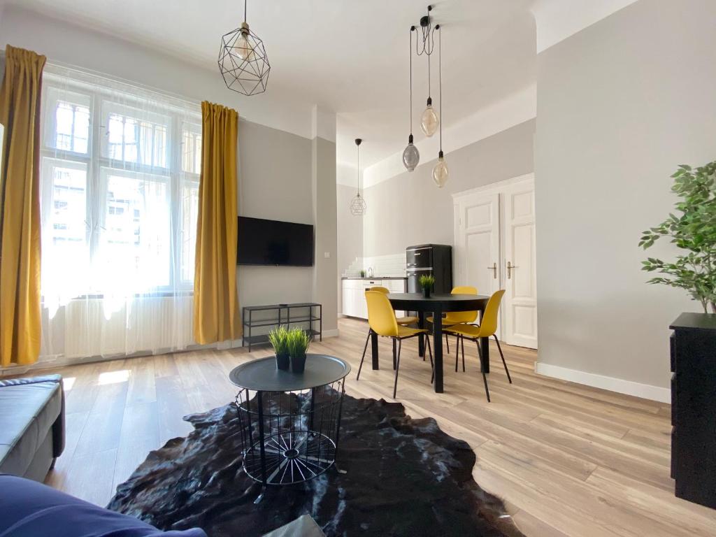 Standard Apartment by Hi5 - 2 bedroom suite in the center 1052 Budapest, 8-10 Fehér Hajó utca kép - 1